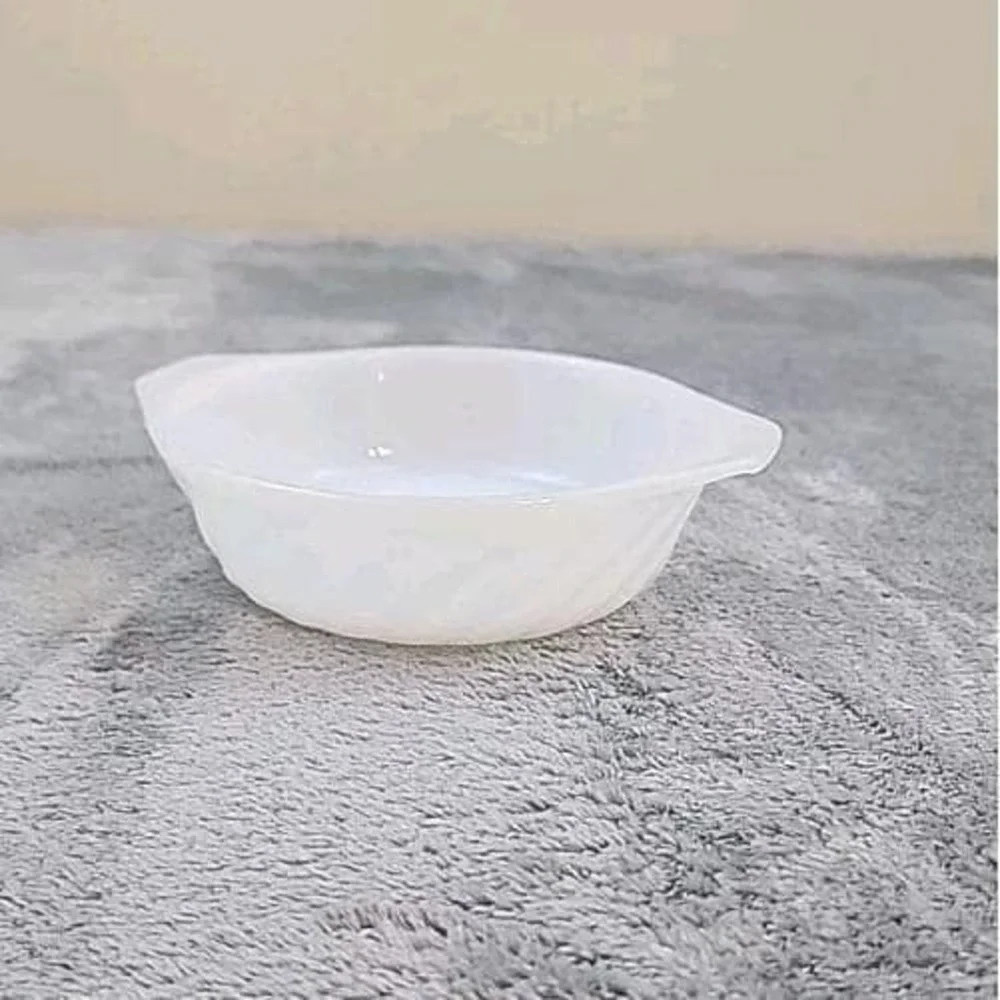 Vintage 1970's Anchor Hocking Fire-King Oven Ware Swirl Bowl w/Handles,‎ White